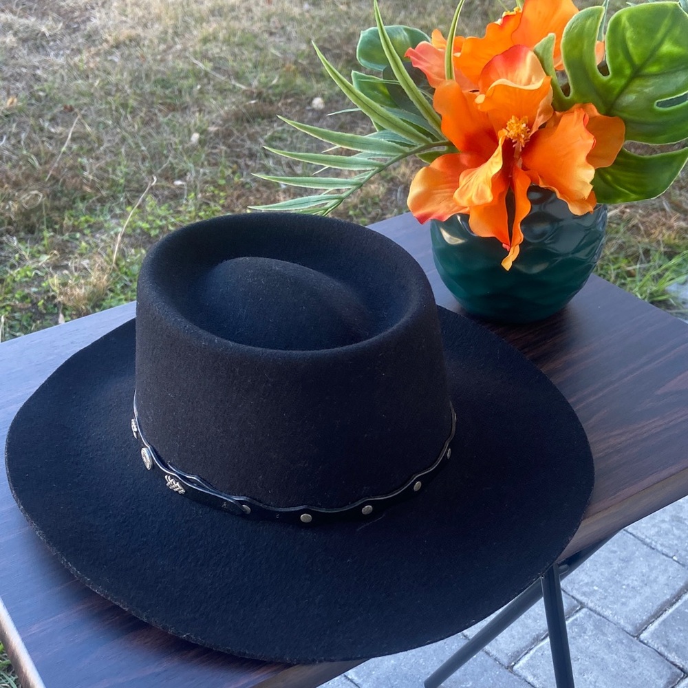 Chic Black Women's Hat with Decorative Band